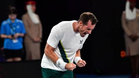 Andy Murray wins epic point at Australian Open .